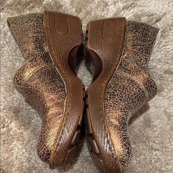 New NWOT Born Women's Bronze Crackle Clogs shiny 6 - Picture 8 of 15